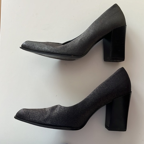 Donald J Pliner gold/ black shiny block heel pumps - Picture 3 of 7